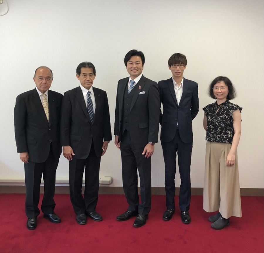 （左より）千田議員、逢澤・衆議員、李処長、吳課長、李課長