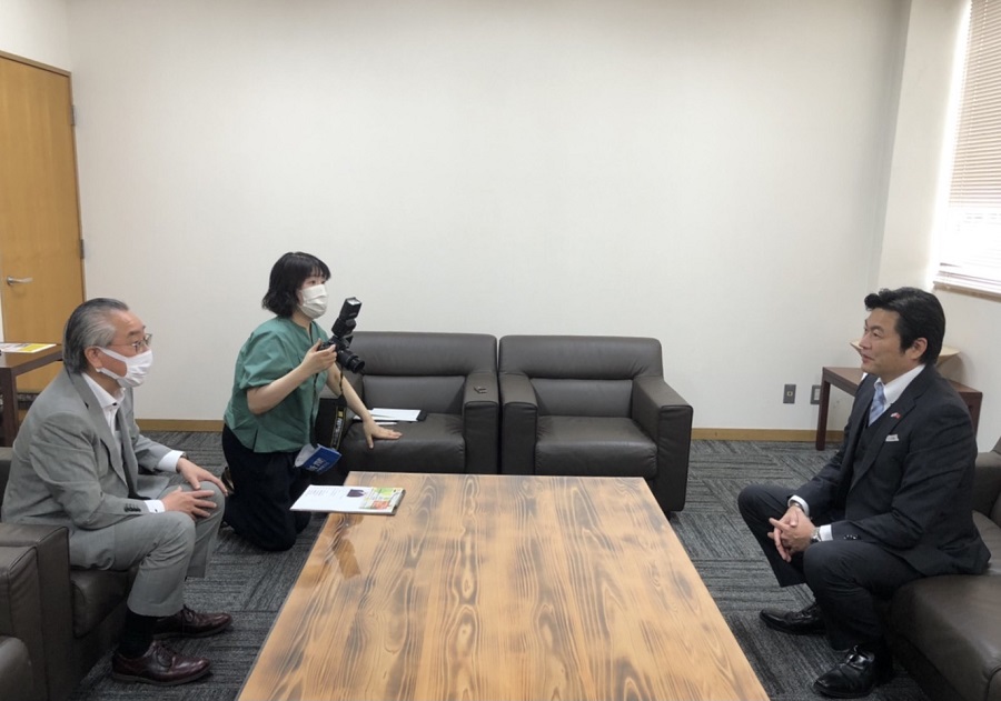 李処長（右）　吉岡社長（左）を表敬訪問