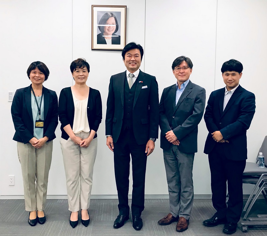 菊地和朗理事長代理(右2)、谷洋平係長輔佐(右1)、楊恵媛副理事長(左2)、李世丙処長(中央)、林育柔教育課長(左1) 