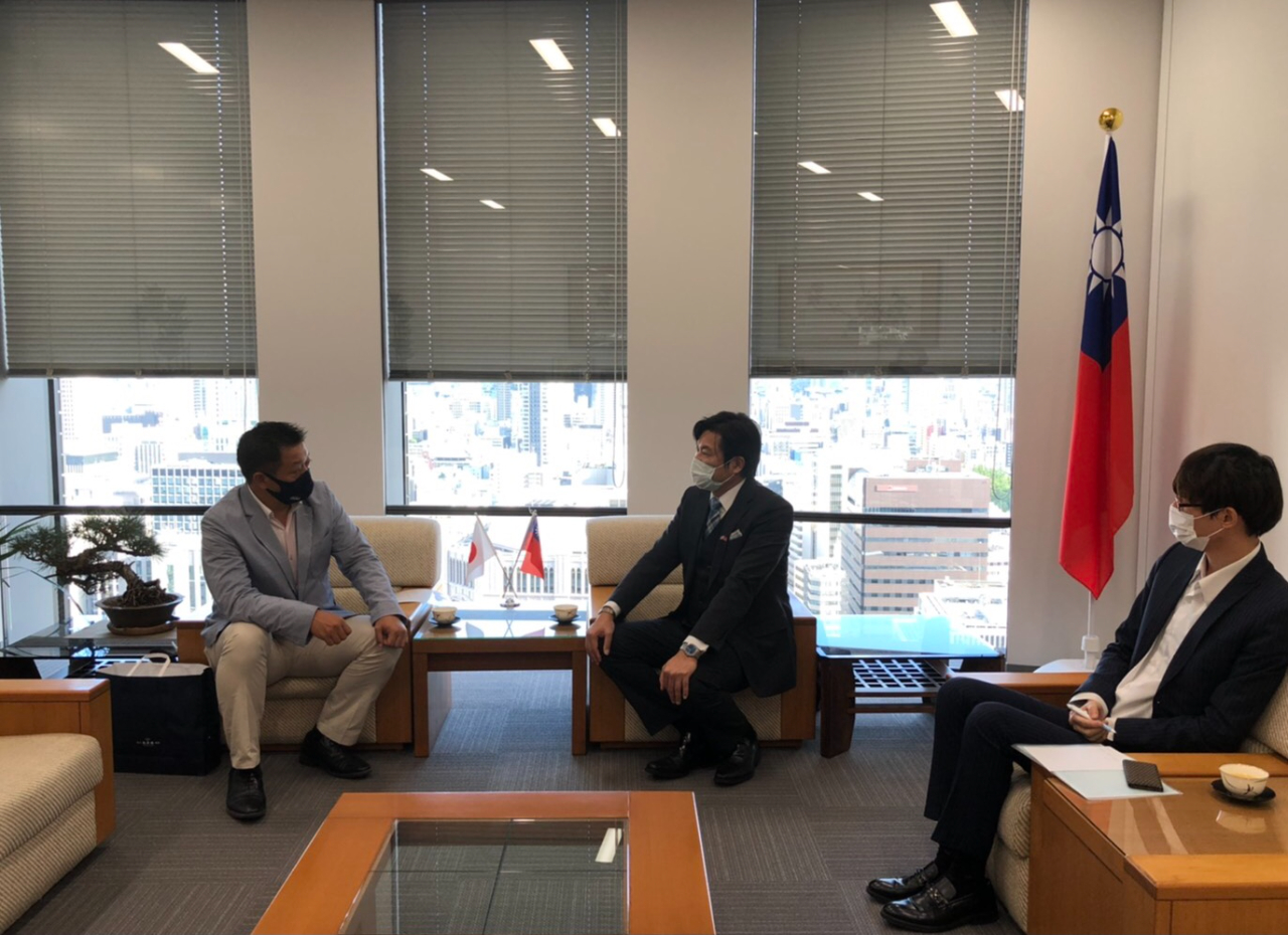 本畑議員（左）、李処長（右）座談の様子 