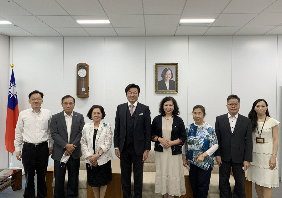 会議前に、俞秀霞総会長(左3)は、事務局職員とともに、李世丙処長(左4)及び張永賢副処長(左2)を表敬訪問 