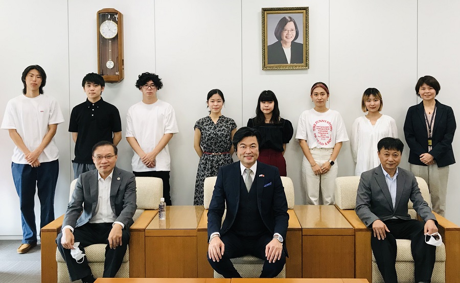 李世丙処長(前列中)、張永賢副処長(前列左)、林育柔教育課長(後列右1)，谷井隆夫代表(前列右)と日本人学生ら 