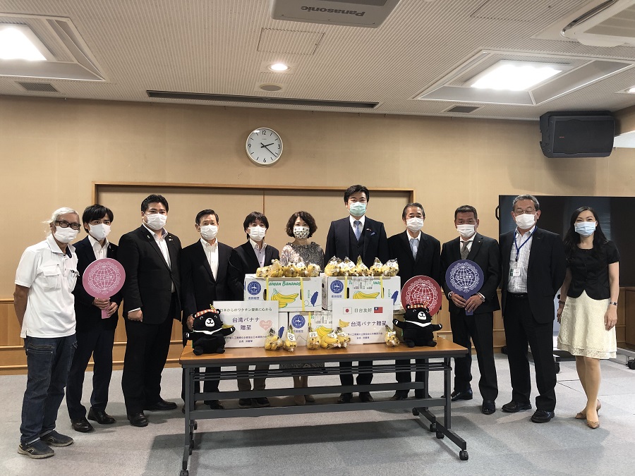 左より：川村設施長、外海議員、上畠議員、中島会長、洪会長、李処長、白川副会長、北島副会長、植松区長、楊課長 