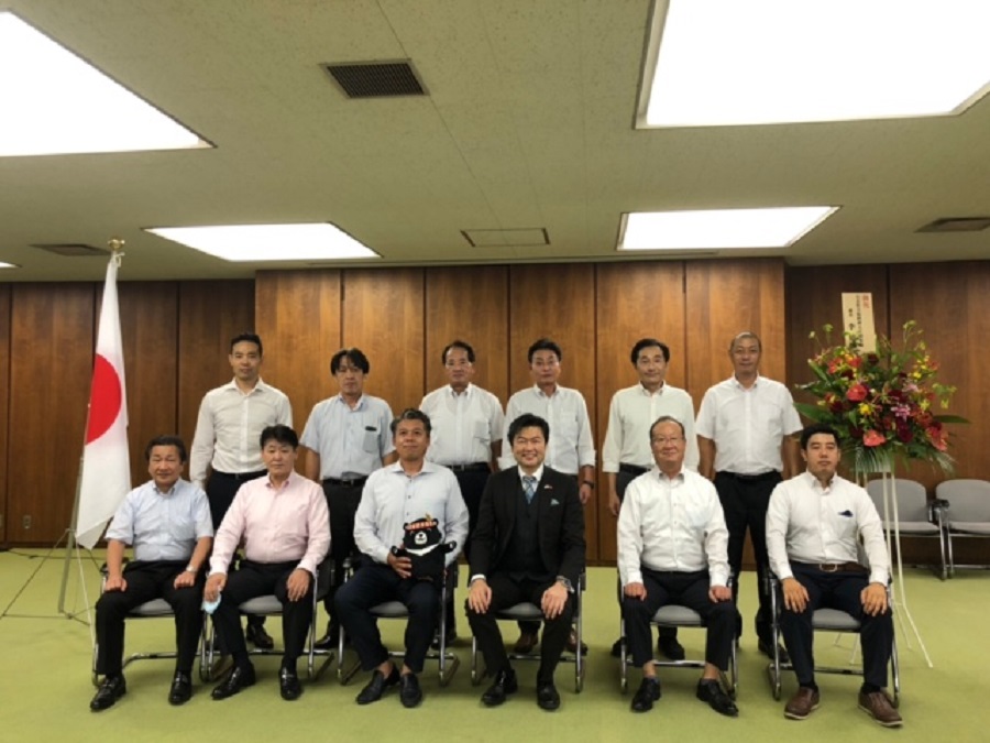 李処長（前列右三）、千住会長、榎本議長と議員連盟幹部

