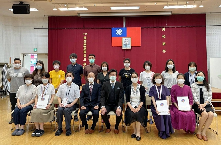 李世丙処長(一列目左5)、連茂雄理事長(一列目左4)、楊慧萍課長(一列目右1)と大阪中華学校教員の皆様