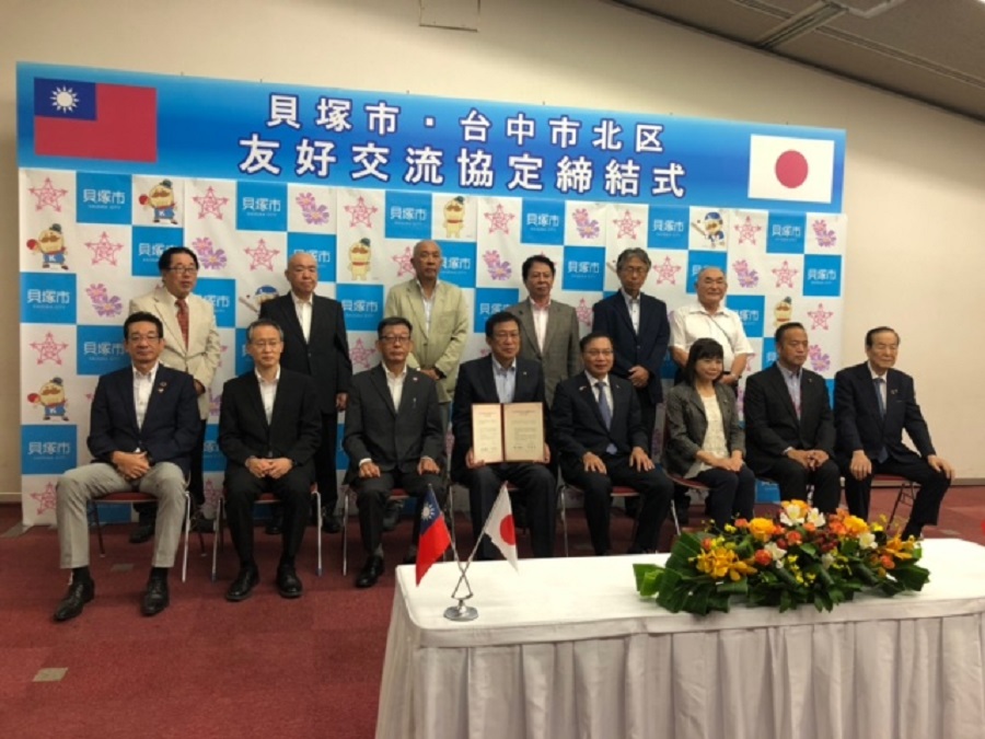 張副処長（前列右四）、藤原市長（前列左四）、谷口議長（前列右三）、貝塚市都市推進本部関係者の方々