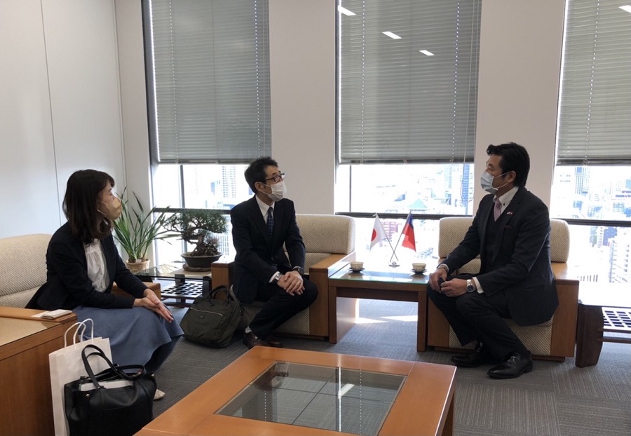 （左より）桂主事、槙埜所長、李処長 