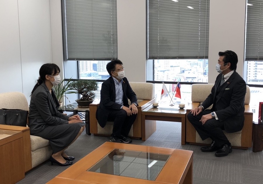 (左より)　山岡次長、鶴村所長、李処長 