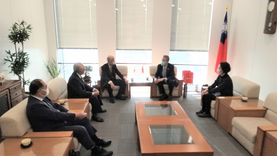 （左より）八木副会長、山岸理事、山本会長、向処長、李碧娟課長 