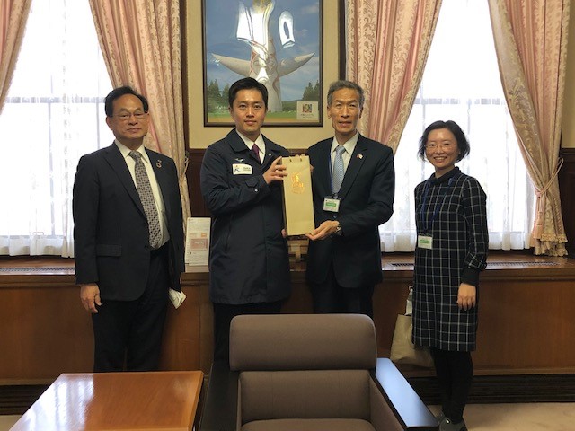 向処長（右二）、吉村知事（左二）、松本会長（左一）