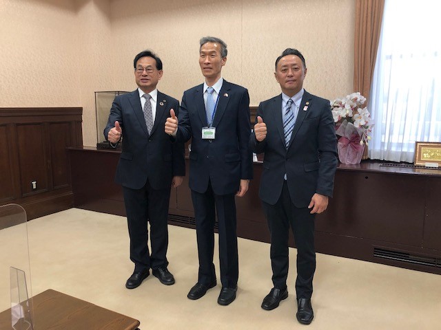 向処長（中）、鈴木議長（右）、松本会長（左）