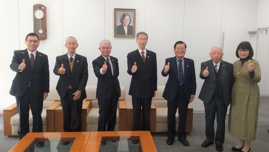 （左より）会員の佐久間基氏、玉置武史氏、川村哲也会長、向処長、伊藤文夫副会長、伊藤章副会長、太田富美子部長 