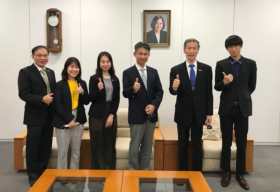 向処長（右二）、張副処長(左一)、北林次長(右三)、呉課長(右一)、ご一行様 