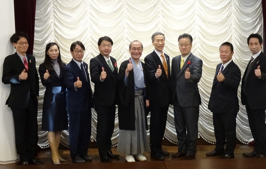 （左より）北川区長、楊課長、小島会長、寺田議連会長、門川市長、向処長、田中議長，魏会長、津田議連副会長 