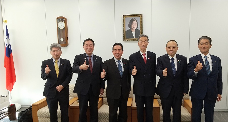 （左より）岩本所長、中嶋常任顧問、中森会長、向処長、青木議長、田中幹事長