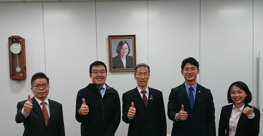 向処長（中）、林部長(左一)、黄課長(右一)、謝支社長(左二)、松本シニア・スペシャリスト(右二)