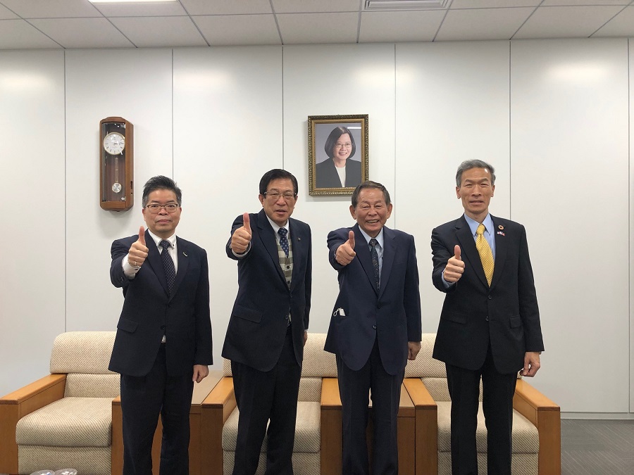 （左より）林部長、藤原市長、福田会長、向処長
