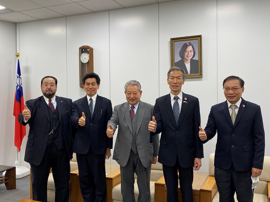 (左より)吉村剛史顧問、平岡憲人校長、平岡龍人理事長、向明徳処長、張永賢副処長