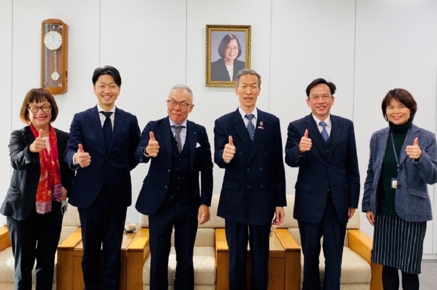 (左より)　劉慧明・台湾貿易センター大阪事務所顧問、上原隆明・近畿大学経営戦略本部企画室課長輔佐、世耕石弘本部長、向明徳処長、林志鴻・台湾貿易センター大阪事務所所長、林育柔教育課長