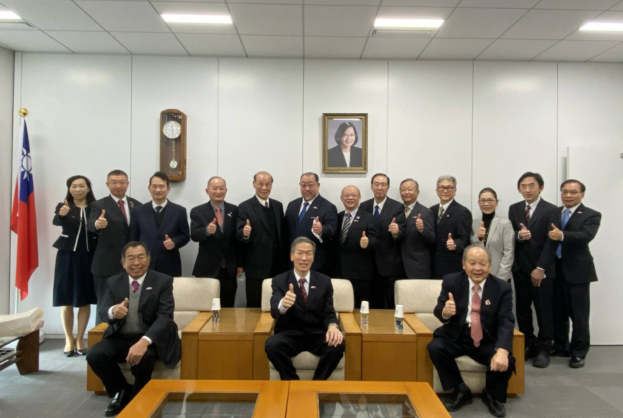 一列目左より：郭重信会長、向明徳処長、洪里勝信名誉会長、連茂雄理事長(二列目左5)、陳雪霞校長(二列目右3)、表敬訪問ご一行様