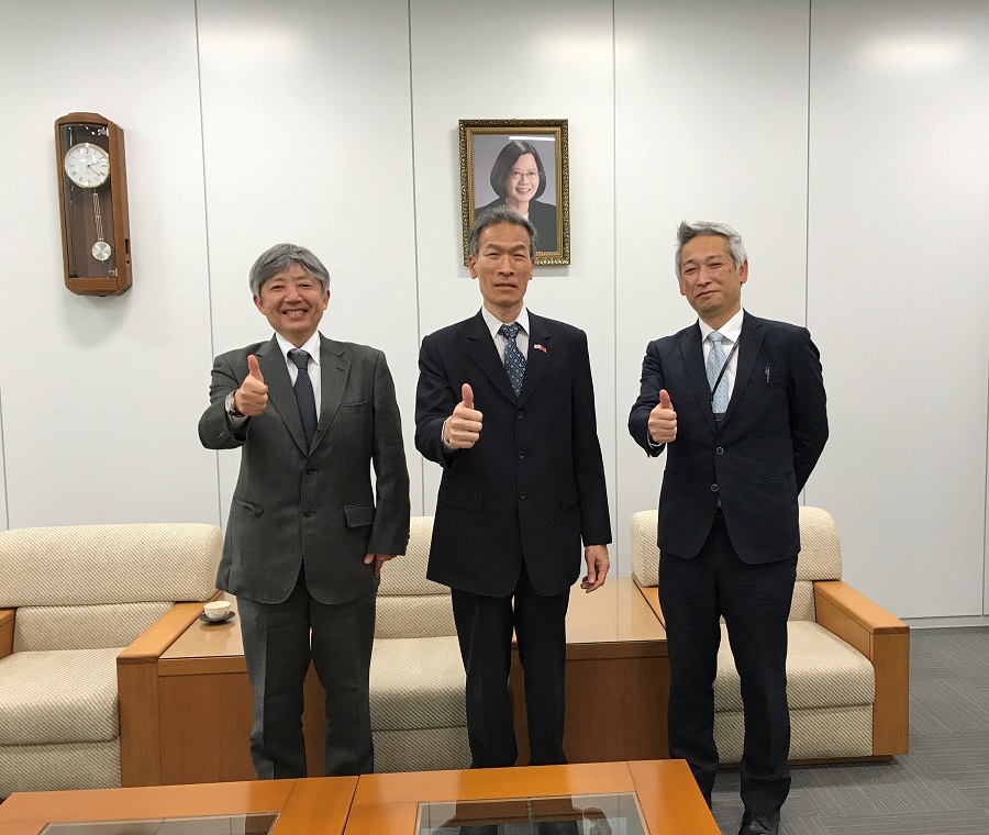 (左より) 内野執行役員、向処長、真鍋秘書室長