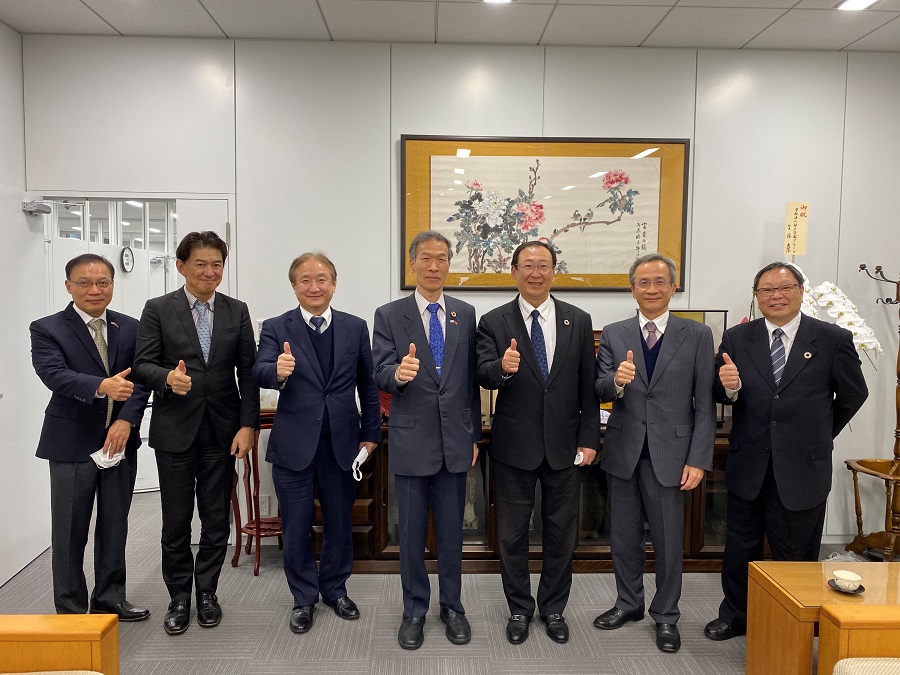 右より：張事務局長、洪里副会長、王会長、向処長、池本副会長、宮島事務局次長、張副処長