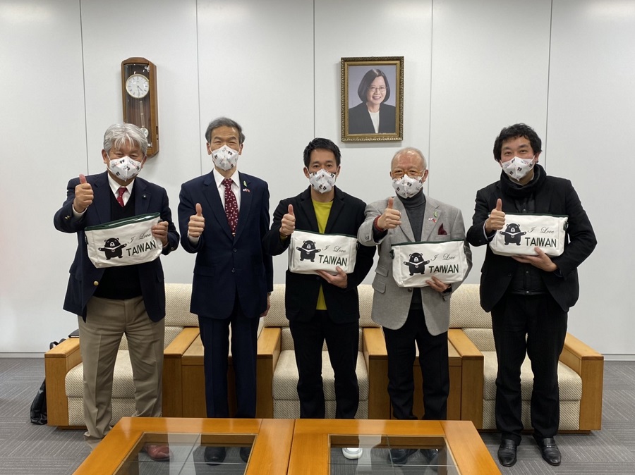 (左より）多賀議員、向処長、平野コーチ、陳会長、洲濱課長