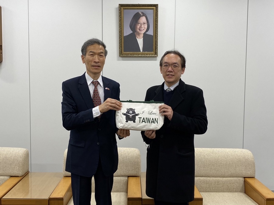 向処長(左)　劉支店長(右)に僑務委員会特製ケアパックを贈呈

