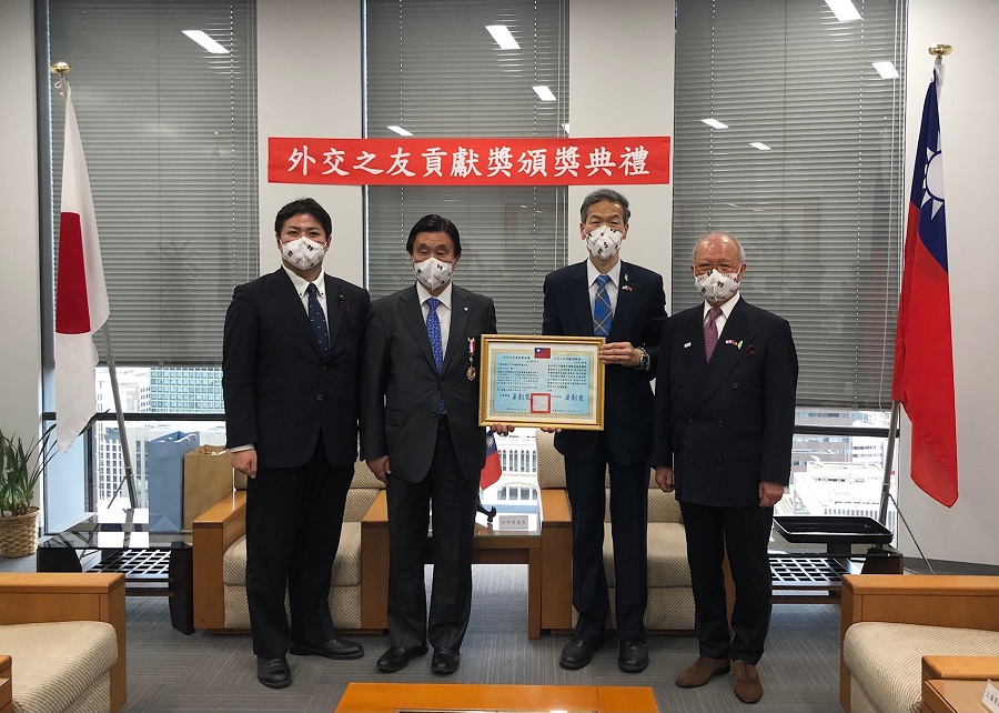 左より:上畠議員、安達会長、向処長、陳会長