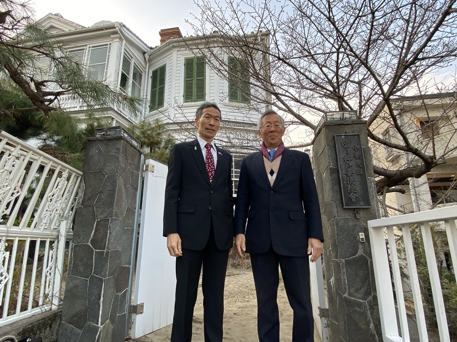 向処長（左）、陸超会長（右）　総会正門にて