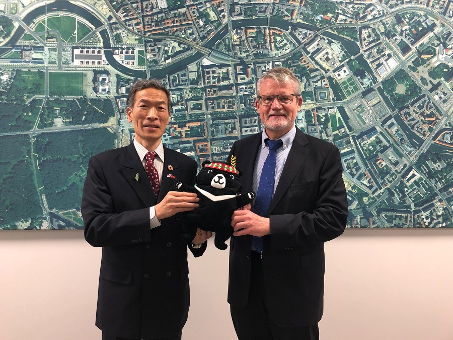 向処長（左）、Eberts総領事（右）