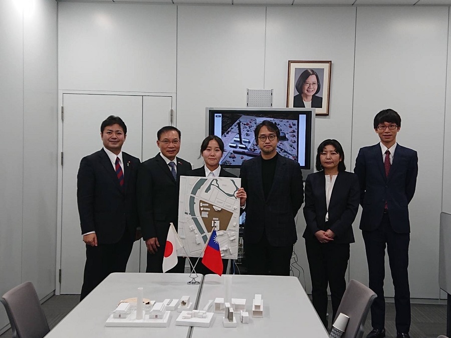 左より:上畠議員、張副処長、高森京佳さん、荻原助教授、高森さん保護者、呉課長
