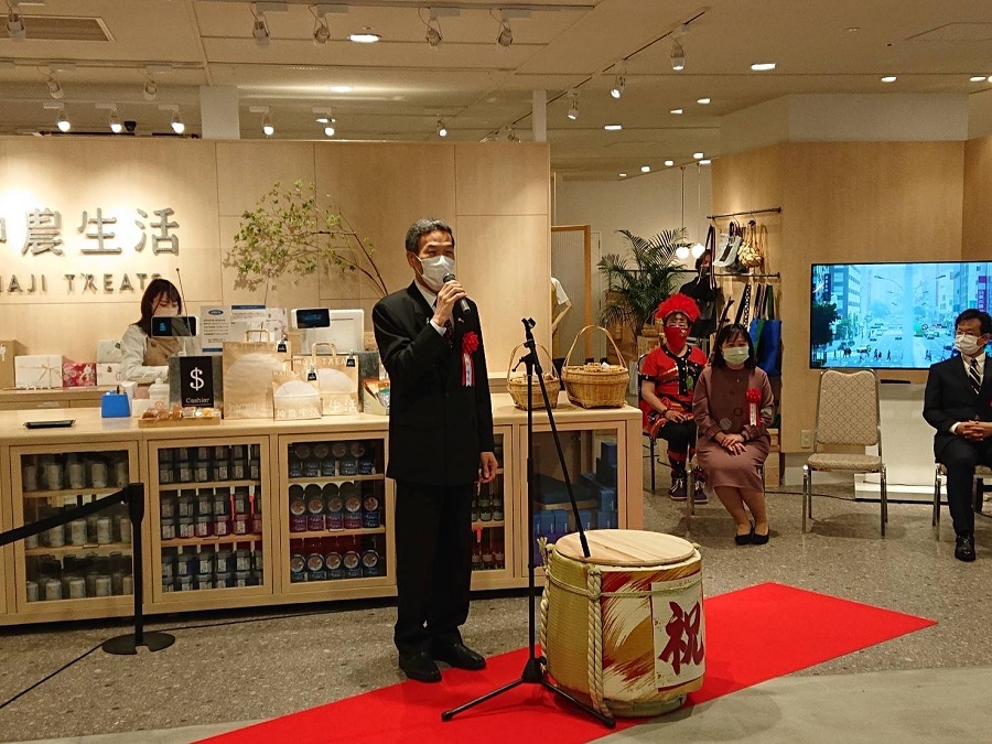 挨拶する向処長