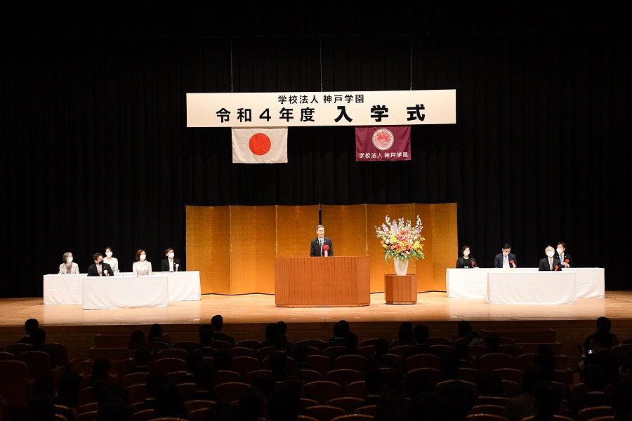 挨拶で新入生を激励する向明徳・処長