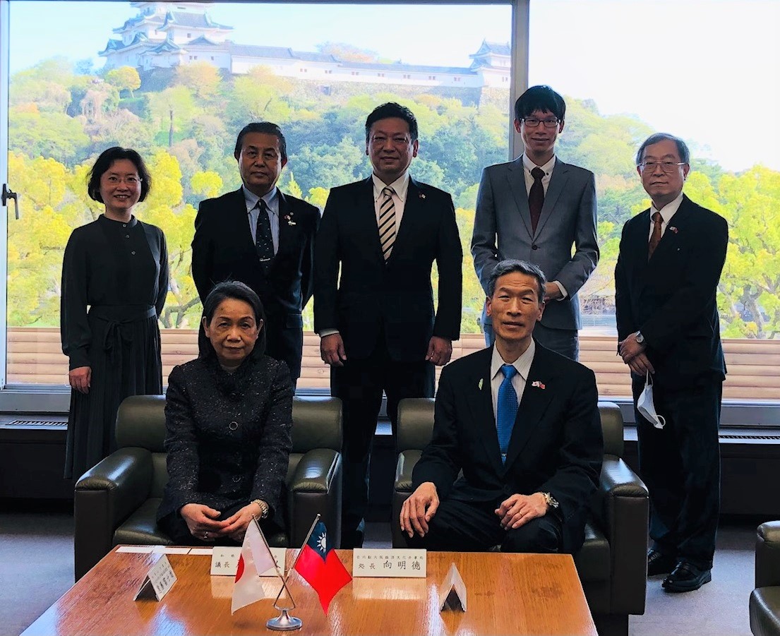 向処長（前列右）、向夫人（前列左）および戸田議長（後列中央）、遠藤會長（後列左2）等