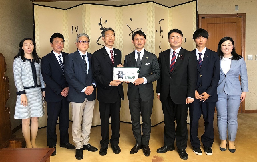 (左より)楊課長、大橋議長、葉山僑務顧問、向処長、並河市長、上畠議員、清水裕翔さん、石津議員（天理市役所にて）