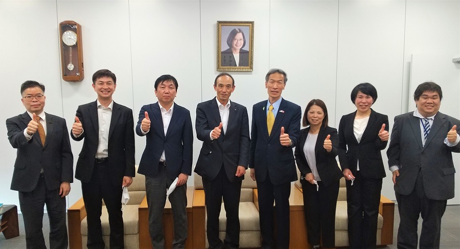 （左より）林部長、池內主查兼係長、原推進幹、正木本部長、向処長、永峰部長、加宮課長補佐、濱本主任