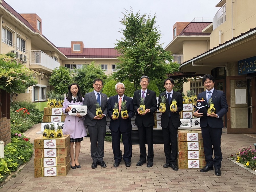 台湾パイナップルを岸和田学園に贈呈する松田社長(左2)