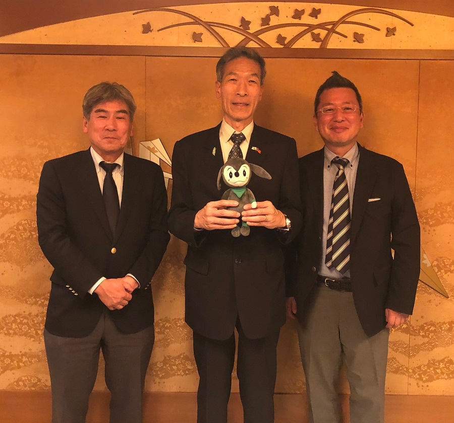 （左より）岩本所長、向処長、瀧川副所長