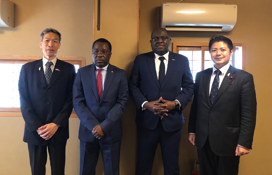 (左から) 向処長、ドーバル公使参事官、オノラ特命全権大使、上畠議員