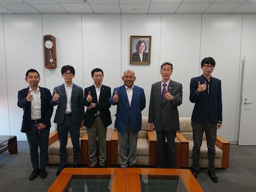 左より:大西主任、増田室長、西尾次長、橫関次長、向処長、吳課長