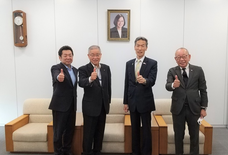 左より：中田社長、西尾会長、向処長、古川本部長