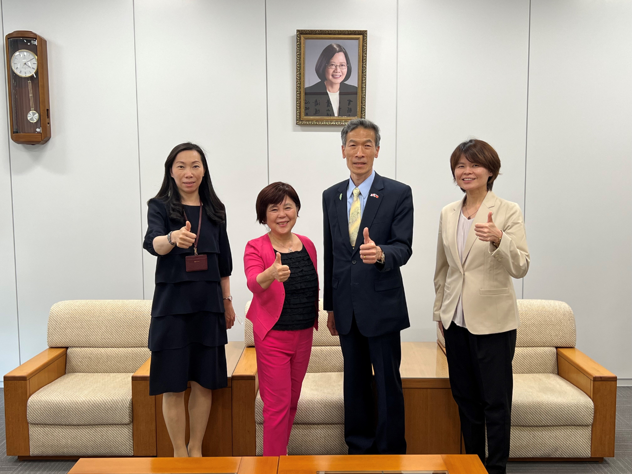 左より：楊慧萍・課長、深小青・僑務促進委員、向明徳・処長、林育柔・課長