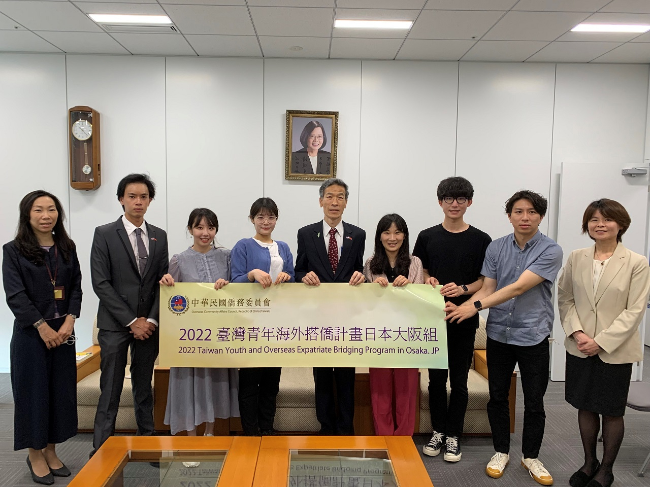 向明徳・処長（左5）と搭僑計画の6名の学生の集合写真