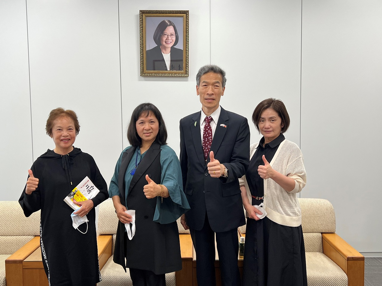 左より：瀬戶淑枝・監事、島田恵・会長、向明徳・処長および岩上浩子・秘書長