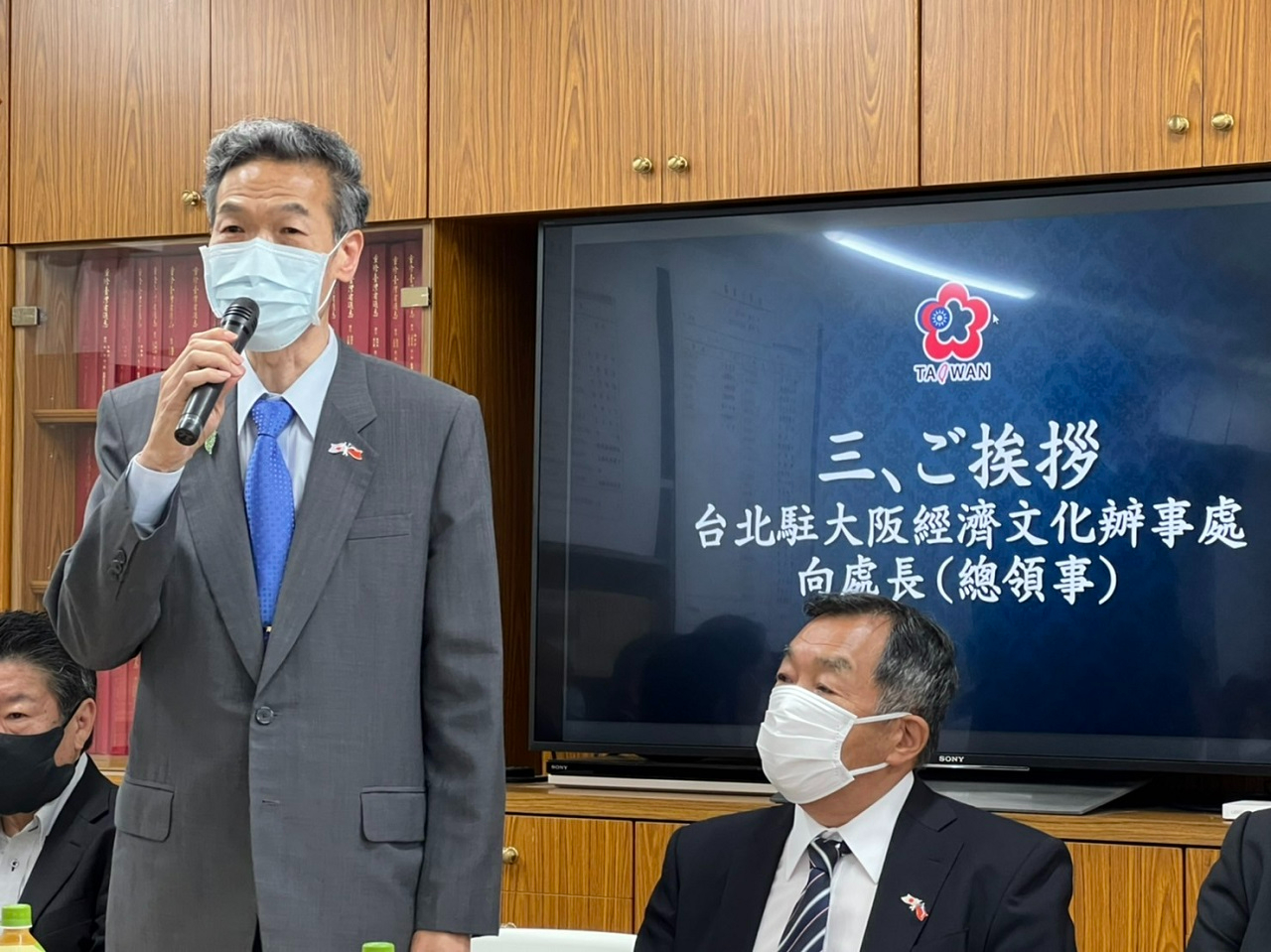 挨拶する向明徳・処長