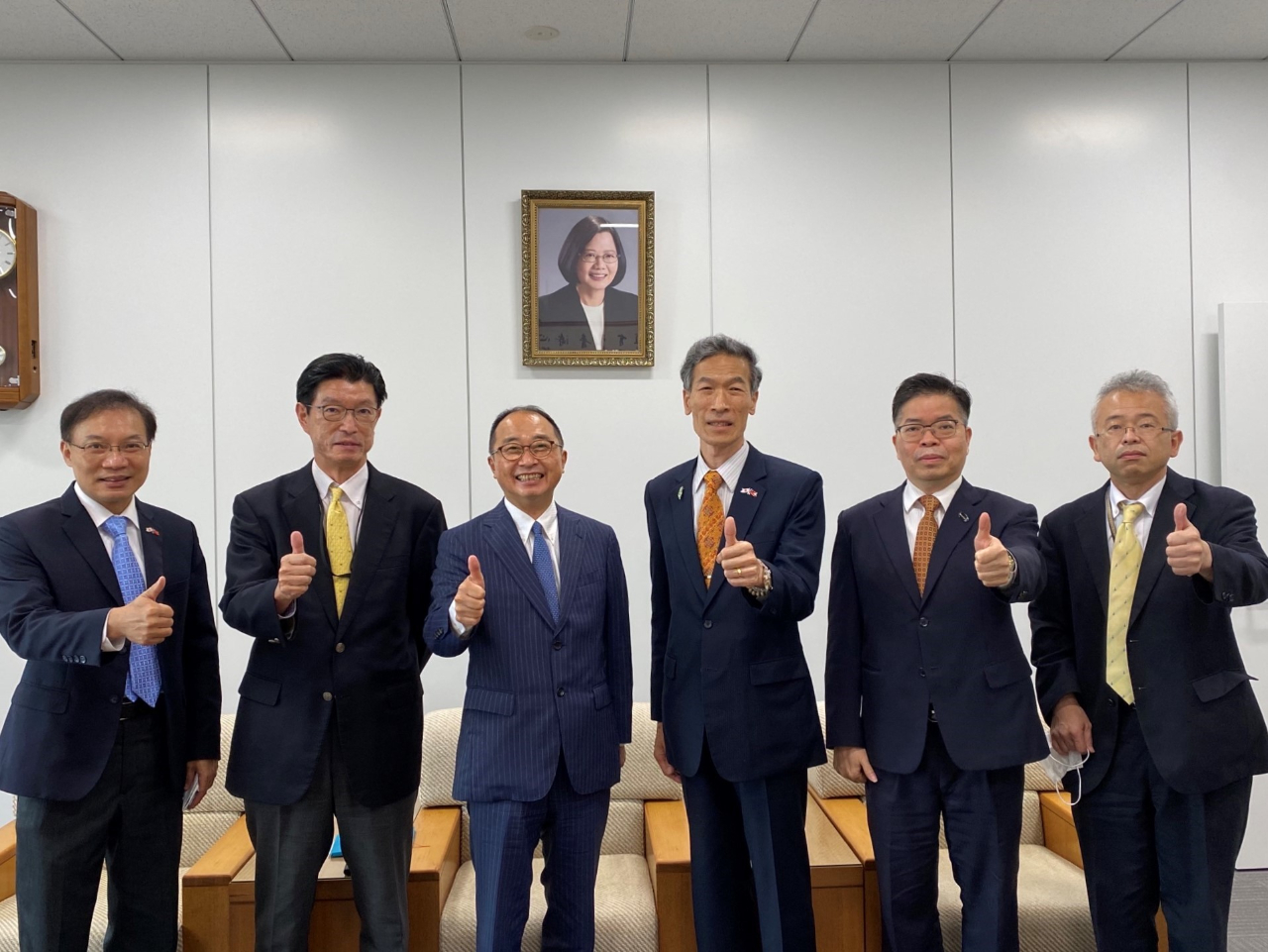 (左より)張副処長、花岡副社長、稲葉社長、向処長、林部長、崎原次長