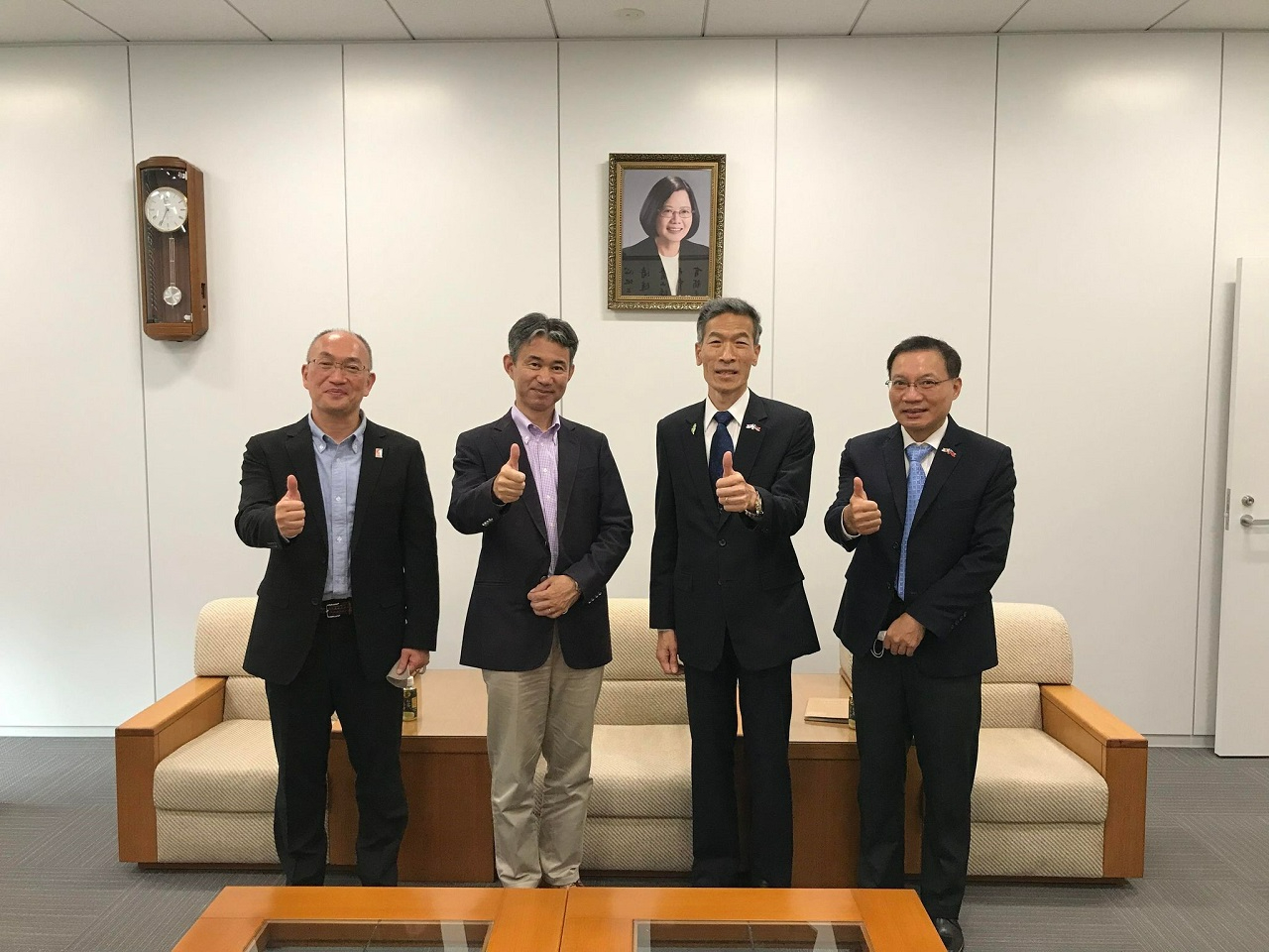 左より:田川グループリーダー、北林部長 、向処長、張副処長