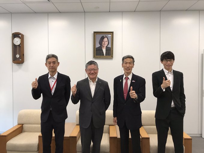 左から松永支社長、伊藤代表取締役社長、向處長、呉課長