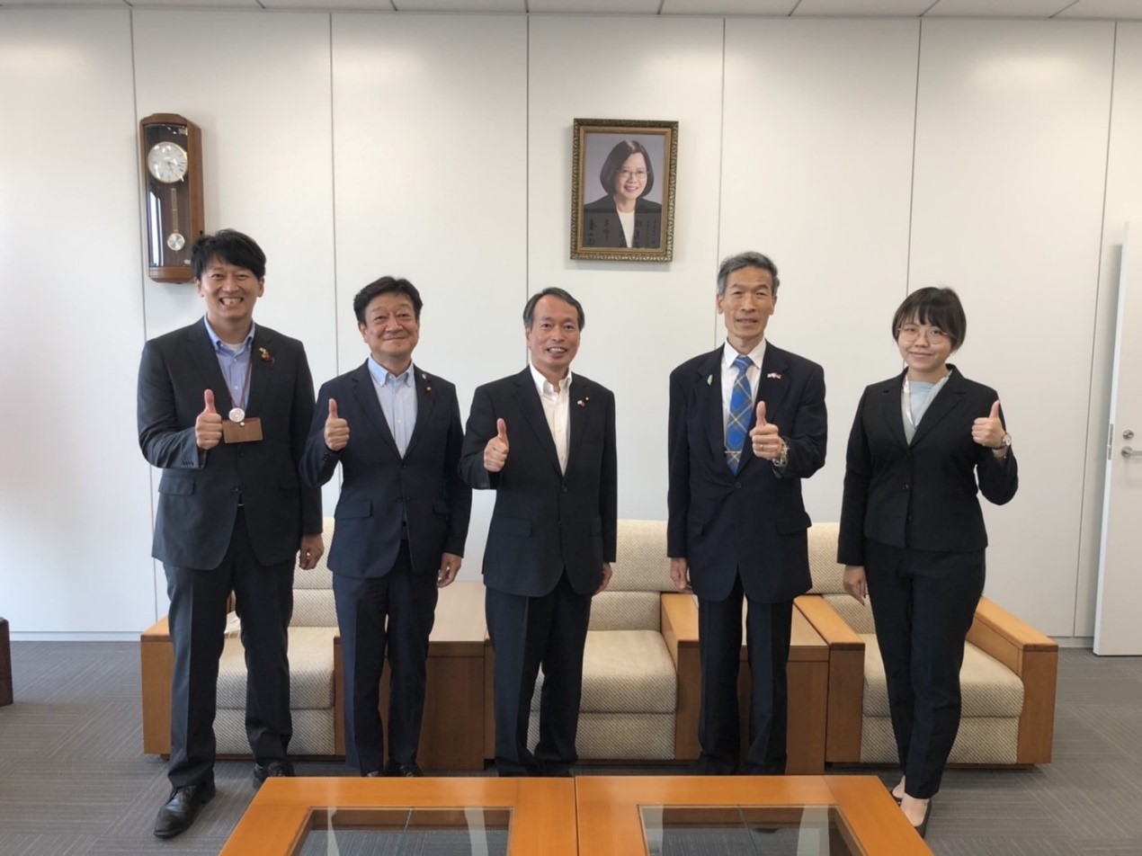 (左より) 福井幹事長、青山副会長、田原会長、向処長、曽課長